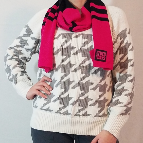 Beautiful comfortable scarf! - Picture 7 of 7